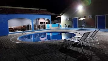 Una piscina al aire libre