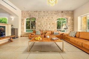 Smart TV - The Stone-age Palace in Caesarea (Caesarea)