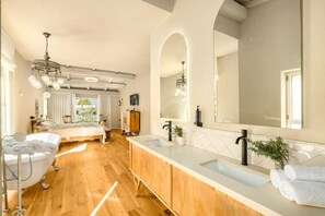 7 bedrooms, iron/ironing board