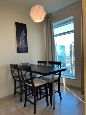 Dining - 1-bedroom Dubai Downtown-pool,gym,squash,badminton,games, multifunction,meeting (Dubai)