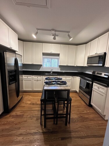 Cozy 2-bedroom apartment in peaceful Fayetteville with AC