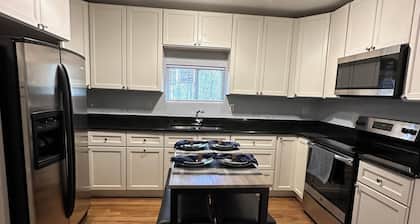 Cozy 2-bedroom apartment in peaceful Fayetteville with AC