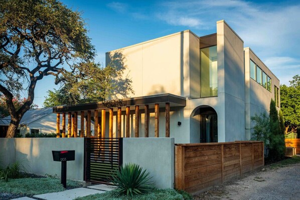 Exterior - DT Luxury Oasis W Pool & Gym (Austin)