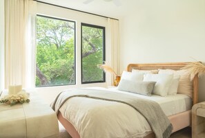 3 bedrooms, desk, iron/ironing board, travel crib - DT Luxury Oasis W Pool & Gym (Austin)