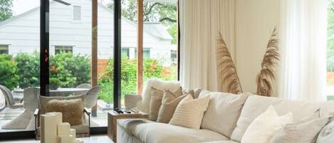 Fernseher, Bücher, Stereoanlage, Arbeitsbereiche