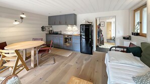 A compact living space with a kitchen, dining area, and a small bedroom. - Perfect Lodge 10 mns from Verbier - 4 Valleys . Sw (Sarreyer)