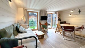 A modern room with a bed, a dining table, and a TV. - Perfect Lodge 10 mns from Verbier - 4 Valleys . Sw (Sarreyer)