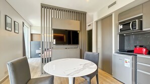 อพาร์ทเมนท์, 1 ห้องนอน, สูบบุหรี่ได้, ระเบียง | ห้องรับประทานอาหาร