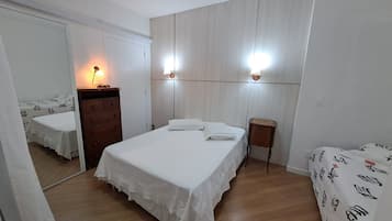 1 habitación, escritorio y espacio para trabajar con laptop
