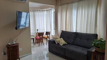 Appartement Premium | Coin séjour | TV connectée de 40 pouces avec chaînes numériques, Netflix