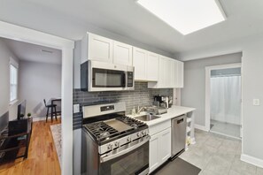 Een koelkast, een microgolfoven, een oven, een kookplaat