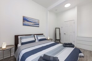 2 habitaciones, tabla de planchar con plancha, cuna de viaje y wifi