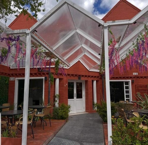 HOSTERIA MIRAS DEL MAR, FAMILY ATMOSPHERE, RUN BY ITS OWNERS.