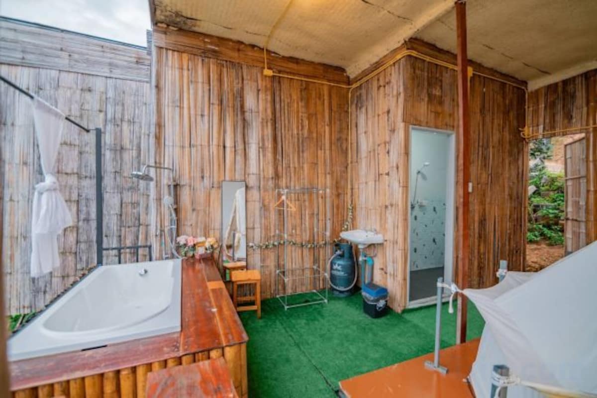Bathroom | Combined shower/tub, free toiletries, bathrobes, slippers