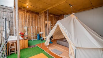 Tienda de campaña, vista a la montaña | 1 habitación, espacio para trabajar con laptop y ropa de cama