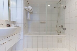 Hair dryer, soap, shampoo, toilet paper - Spacious Luxury 1BR Great Views (Auckland)