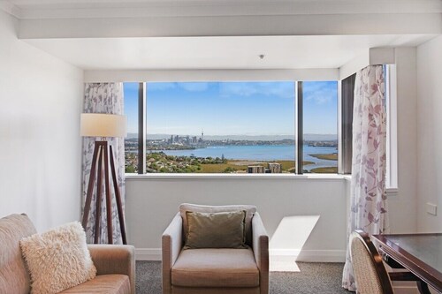 Spacious Luxury 1BR Great Views