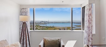 Spacious Luxury 1BR Great Views