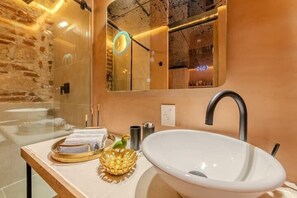 Deluxe-dobbeltværelse - balkon - byudsigt | Badeværelse | Gratis toiletartikler, hårtørrer, håndklæder, Sæbe
