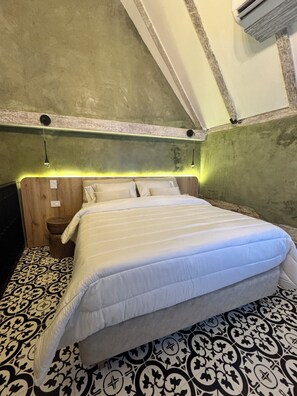 Cubrecamas, espacio para trabajar con laptop y wifi gratis 