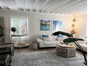 Smart-tv, een open haard en boeken