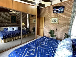 4 habitaciones, tabla de planchar con plancha, wifi y ropa de cama 