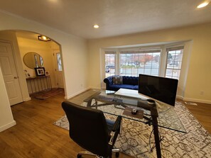 Smart-tv, eldstad och kontor