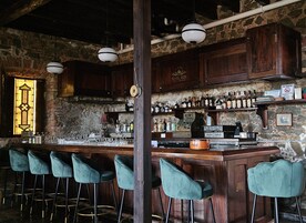 Bar de cocktails, con vista al mar, abre solo algunos días