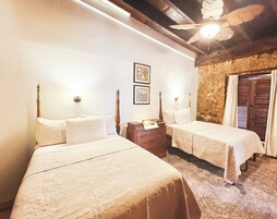 Habitación doble superior | Ropa de cama de alta calidad y colchones con acolchado adicional