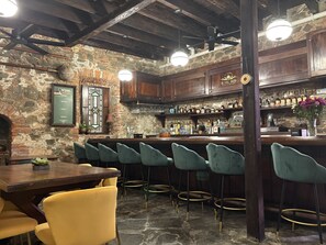 Cocktail bar, ocean views, open select days