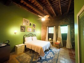 Habitación superior | Ropa de cama de alta calidad y colchones con acolchado adicional