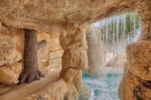 Sunrise Retreat: Ocean & Pool Views, Gym, PB Courts, Game Room, Marina and more