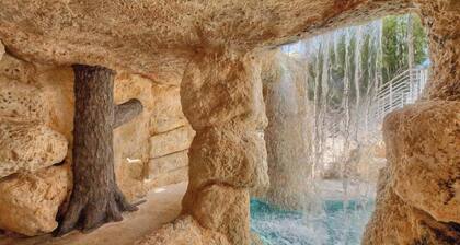 Sunrise Retreat: Ocean & Pool Views, Gym, PB Courts, Game Room, Marina and more