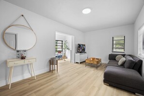 House, Patio | Living area | Smart TV - Charming House with Free Parking (Miami)