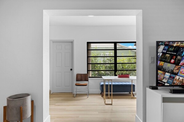 House, Patio | Living area | Smart TV - Charming House with Free Parking (Miami)