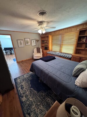 4 bedrooms, iron/ironing board, WiFi, bed sheets