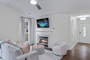 Smart TV, chimenea y libros 