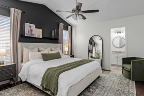 3 Schlafzimmer, Schreibtisch, Bügeleisen/Bügelbrett, Reisekinderbett