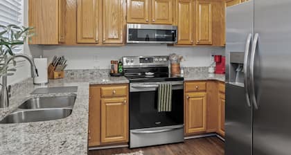 Stylish 3-bedroom home in central Cornelius-Chalkboard Wall-Firepit-Grill & more