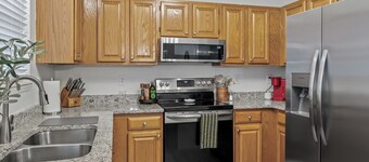 Stylish 3-bedroom home in central Cornelius-Chalkboard Wall-Firepit-Grill & more