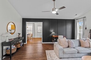 Smart-TV, Kamin, Bücher