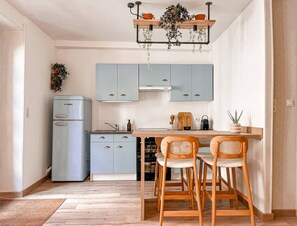 Fridge, microwave, oven, stovetop - Renovated historic town house  (Montignac-Lascaux)