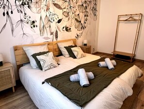 2 bedrooms, travel crib, free WiFi, bed sheets