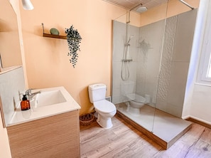 Dusche, Haartrockner, Handtücher, Seife