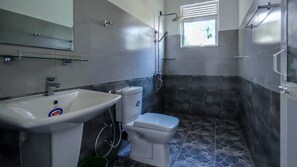 Shower, jetted bath, eco-friendly toiletries, hair dryer - Villa 51 ,Spacious 4-bedroom apartment with WiFi, AC in enchanting Hikkaduwa  (Hikkaduwa)