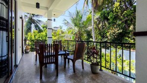 Property grounds - Villa 51 ,Spacious 4-bedroom apartment with WiFi, AC in enchanting Hikkaduwa  (Hikkaduwa)