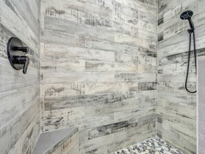 Dusche, umweltfreundliche Kosmetikartikel, Haartrockner, Handtücher