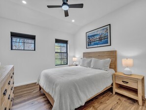 4 室のベッドルーム、セーフティボックス (室内)、デスク、アイロン / アイロン台