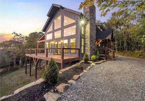 New House! New Furniture! New Owner Special! Walk to Slopes!