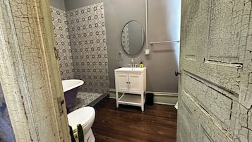 Enkeltværelse - byudsigt | Badeværelse | Hårtørrer, Sæbe, Shampoo, Toiletpapir